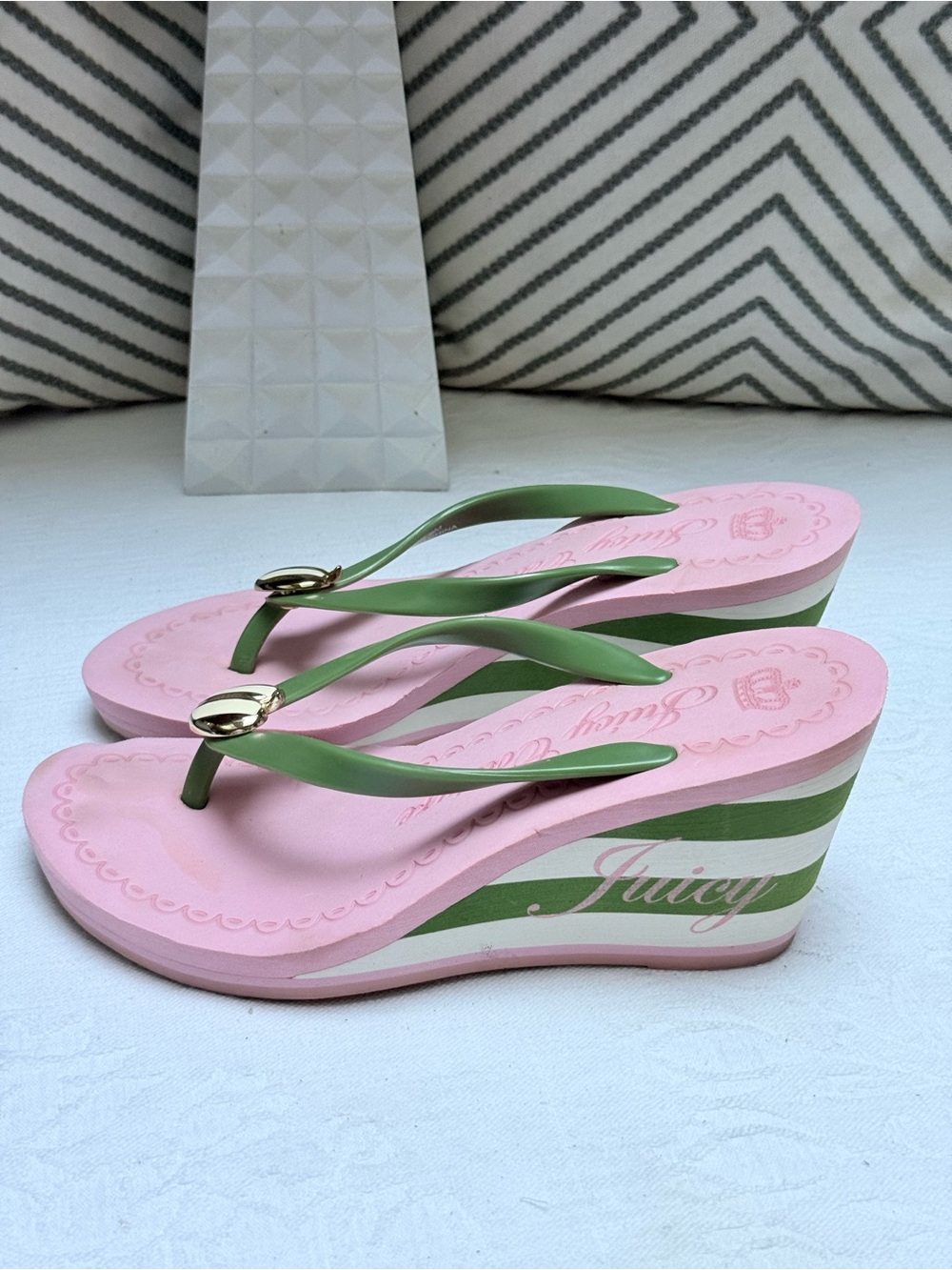 Y2K Juicy Couture Pink Footbed with Green Straps Flip Flops - Picture 4 of 10
